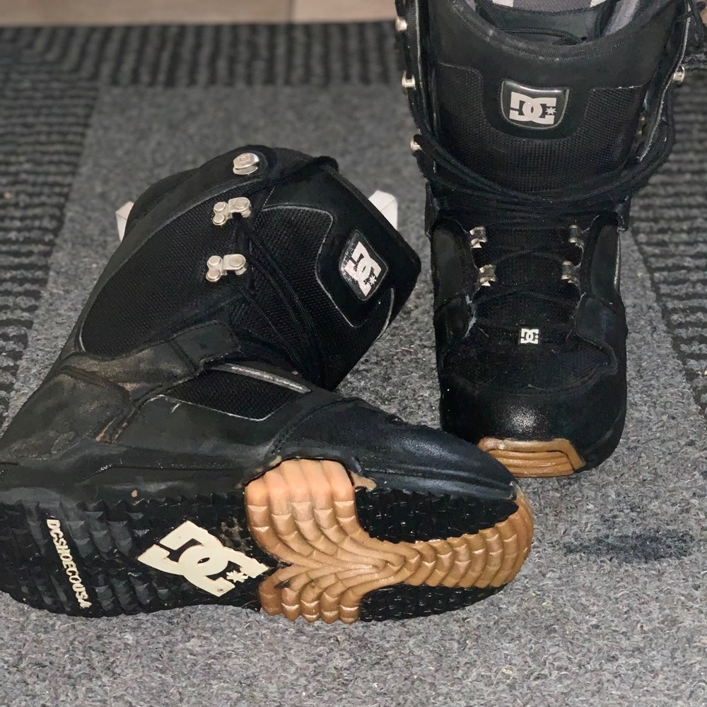 DC snowboarding boots